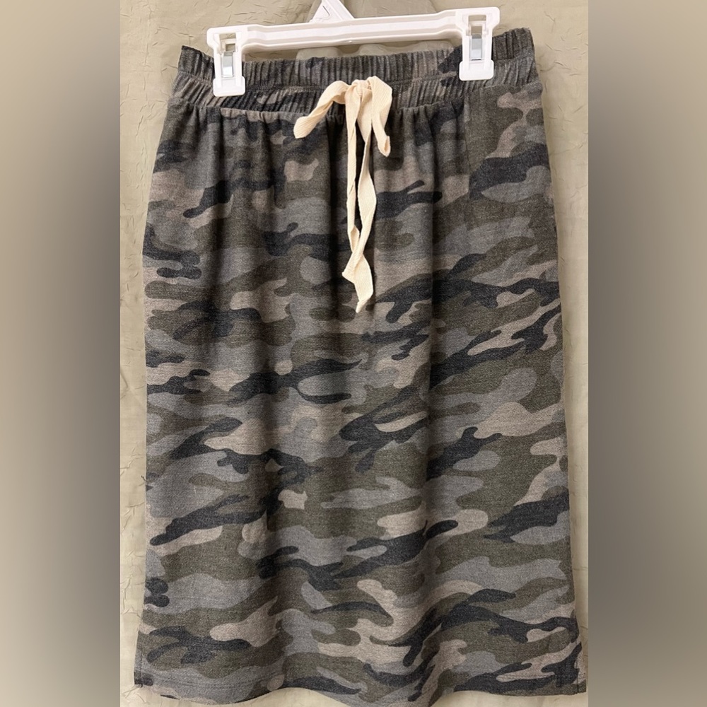 NWOT Green Camo skirt with POCKETS size Small by Flamingo BRAND NEW
